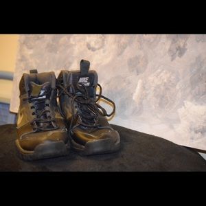 Silver/Black Nike Dual Fusion Mid GS Boys Size 5